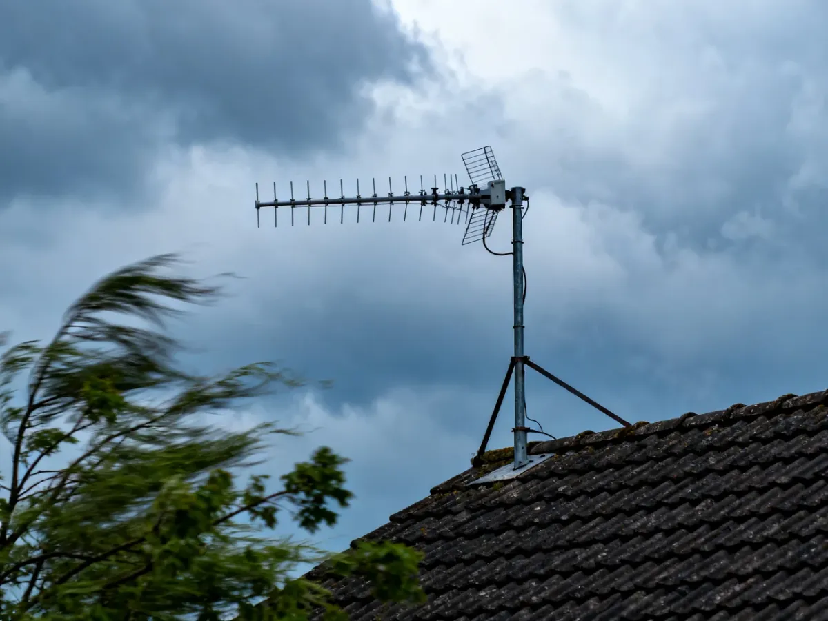 Antena telewizyjna DVB-T2 na maszcie poruszana przez silny wiatr